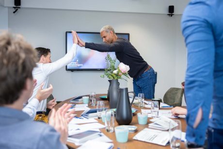 Presentatie techniek? Een high five na een succesvolle spreektraining