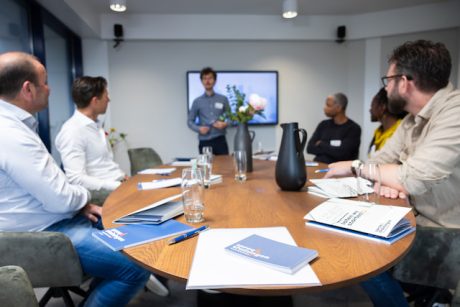 De inhoud van een presentatie wordt uitgelegd.